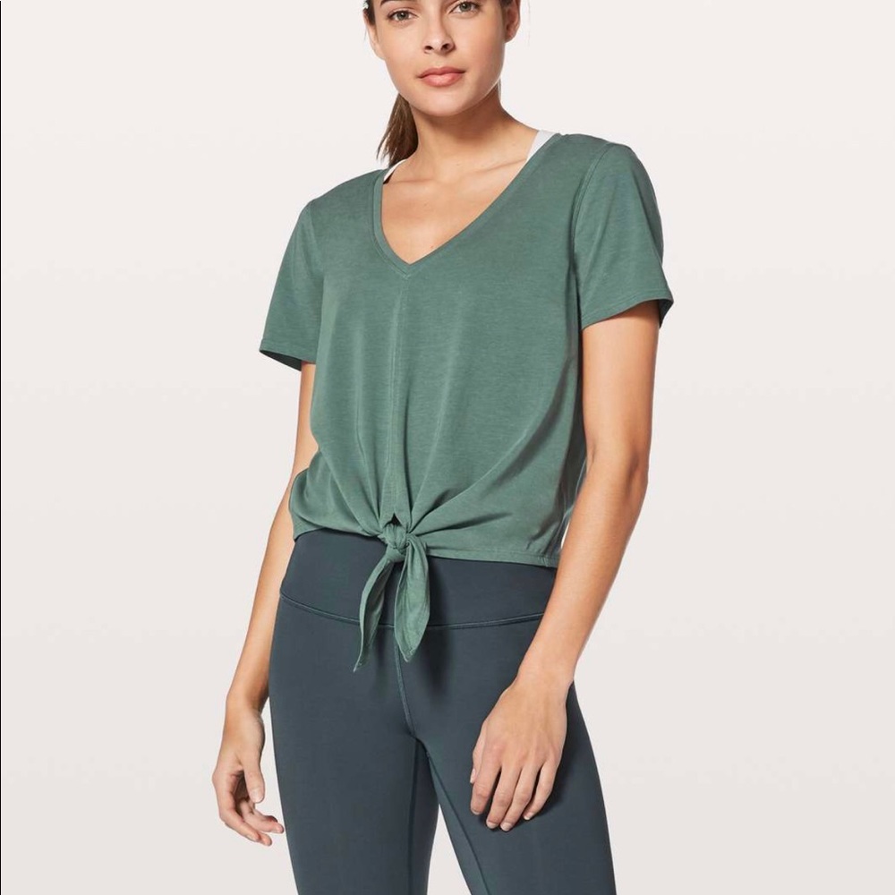 EUC Lululemon front knot tee